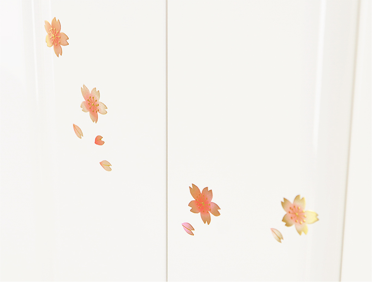 ホワイトカラーに映え、職人の技が光る伝統工芸の『駿河蒔絵』の桜