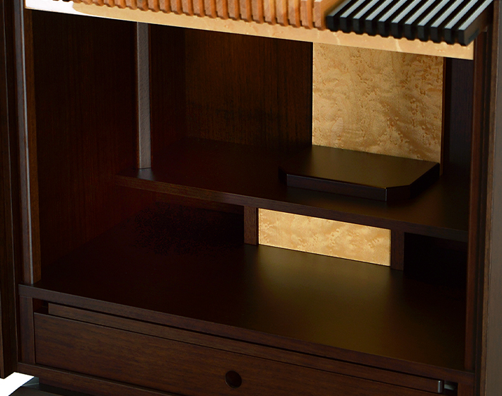 広々とした須弥壇