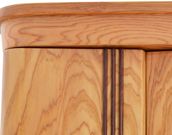 扉や取っ手、背板や引き出しの取っ手、本尊台などに、屋久杉のナチュラルな色合いのお仏壇に高級素材である紫檀をアクセントに使っています