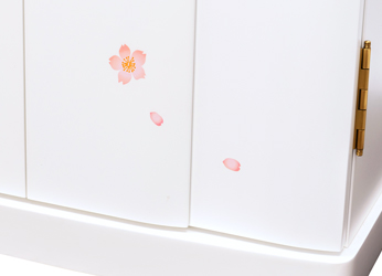 美しいホワイトの本体に桜の花のワンポイント