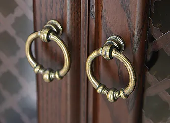 アンティークな雰囲気の扉の取っ手