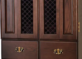 マグネットで閉まる扉