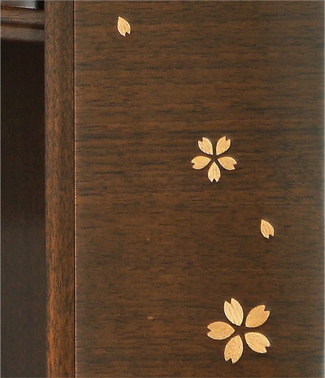 綺麗な桜の花びらが舞う扉