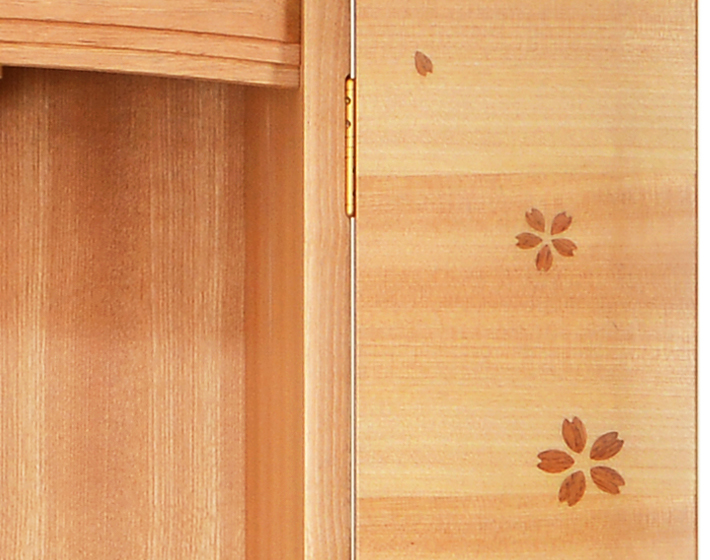明るい扉にアクセントの桜