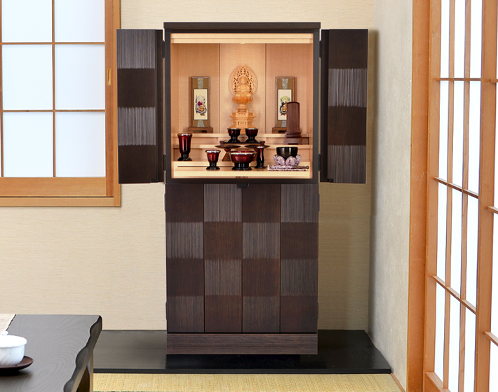 限られたお部屋にも設置しやすいコンパクトサイズ110cmのお仏壇