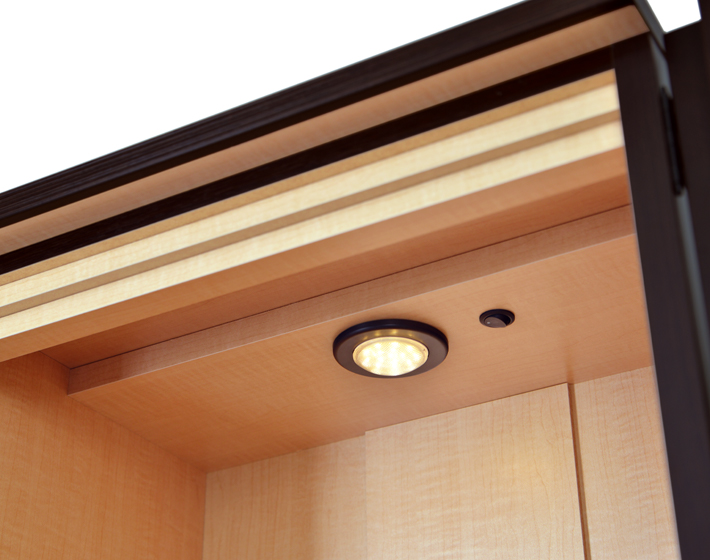 LEDの明かりで神秘的な空間に