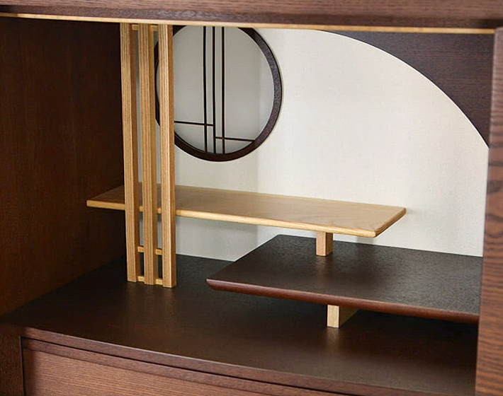 書院造りの座敷飾りに欠かせない違い棚をイメージして作られた須弥壇です。伝統的なデザインが本尊スペースを引き立てます。