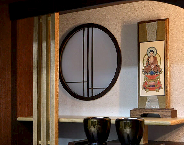 禅の悟りを意味する円相を由来とした古くから和室に用いられる円形状の窓があります。
