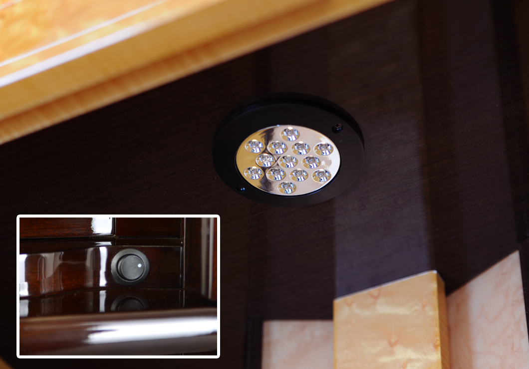 内陣全体を照らす天井のLEDダウンライト