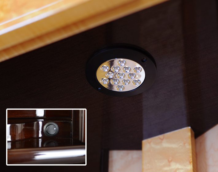 内陣全体を照らす天井のLEDダウンライト