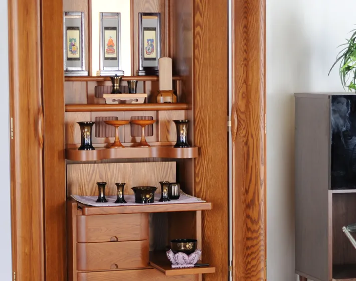 お仏壇周りを綺麗に保つ収納と機能