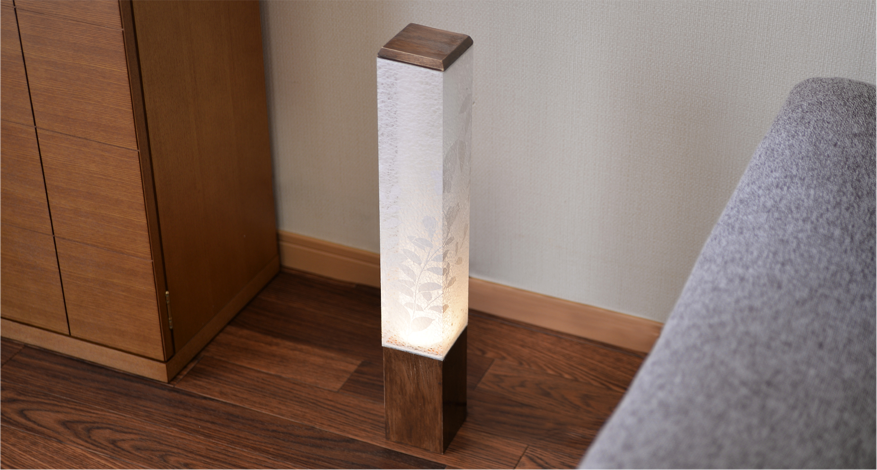 枠には天然木