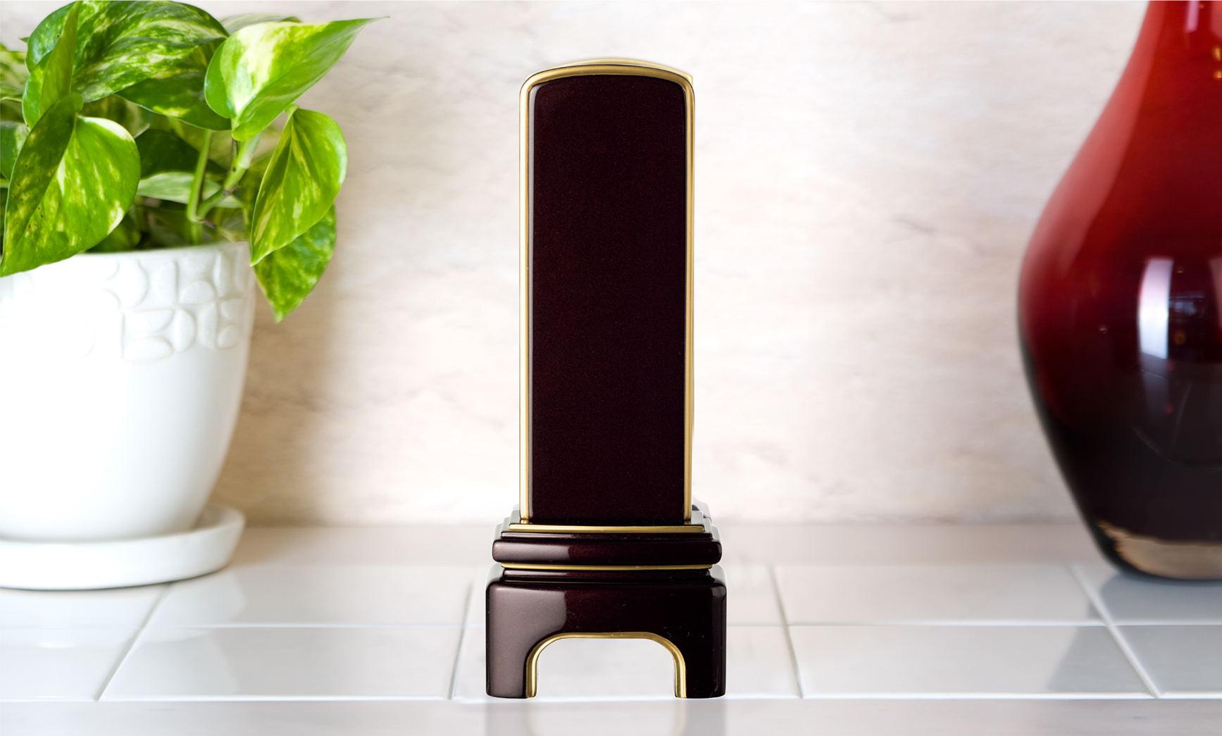 輝きと美しい艶で光を纏うモダン位牌