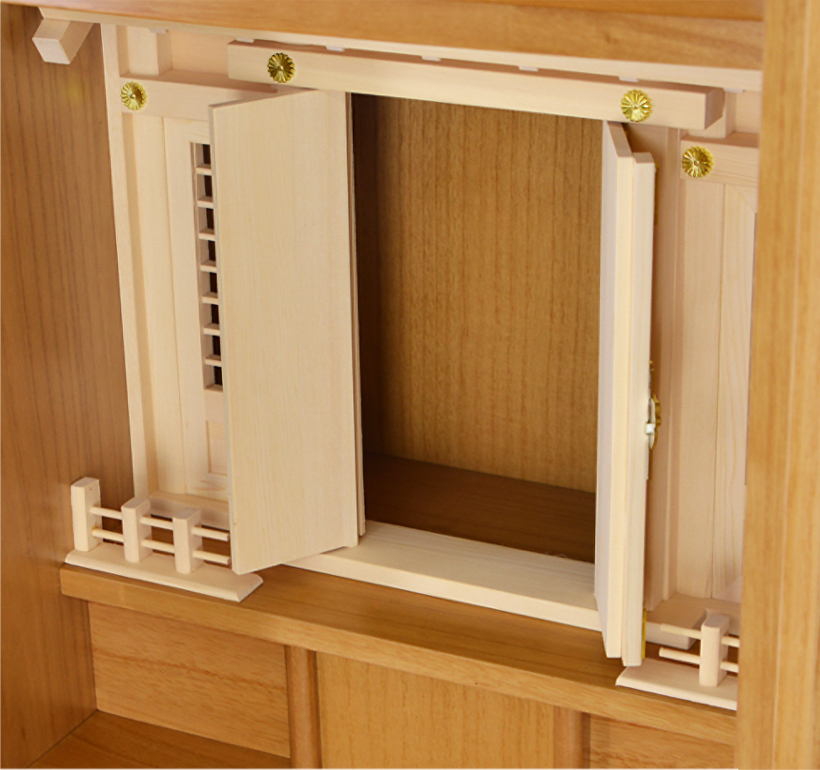 欄間は内陣に馴染むように直線的