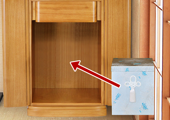 中板を外せば8寸までの骨壷の収納可能