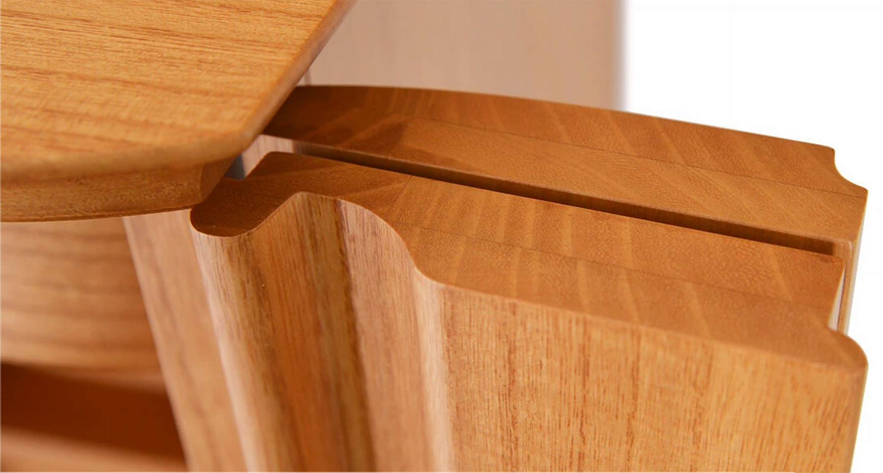 総無垢ならではの柔らかな曲線