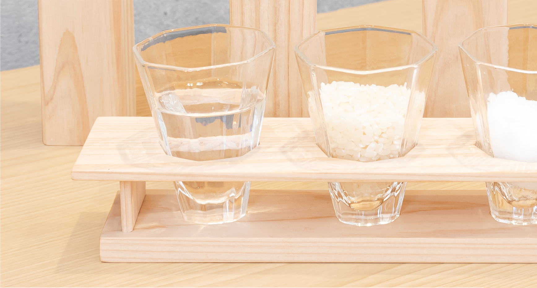 光を反射して神棚に明るい印象