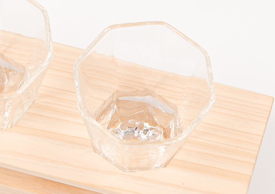 縁起の良い八角形で間口が大き目なのでお供え物のせやすいです