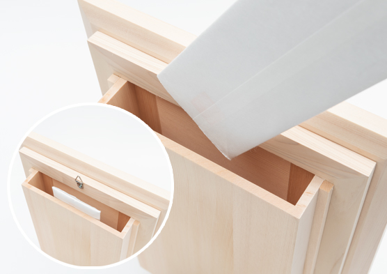 裏面からお神札が入れられます