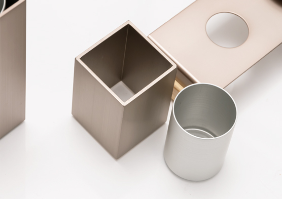 瓶子と榊立てはアルミが2重になっています